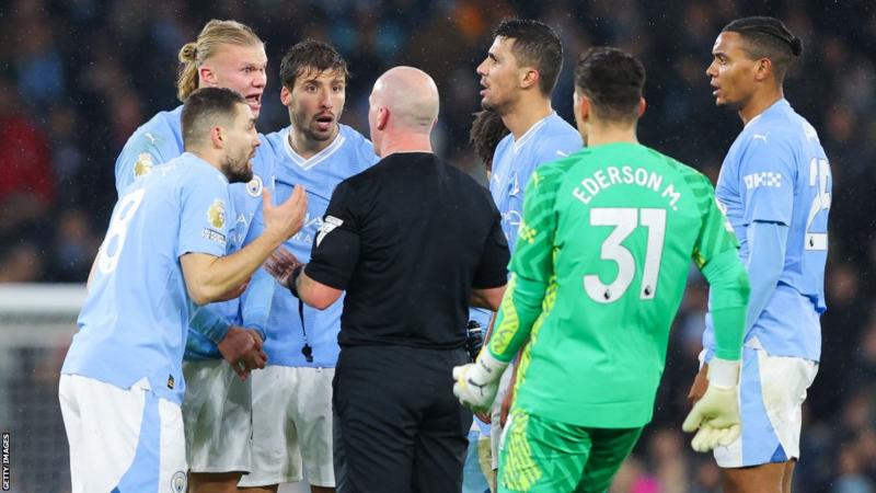 Para pemain Manchester City memprotes keputusan wasit di peluit terakhir pertandingan